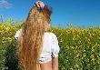 Ich bin ein junges blondes Mädchen der Schönheit. Ich bin ein glückliches, lächelndes, aber selbstbewusstes Mädchen, das weiß, was sie vom Leben will.