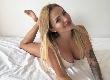 Heiße, blonde Frau mit schönem Körper, heißen Brüsten und anderen, geilen Bereichen, die ich gerne verwöhnt bekomme! Ich bin sehr neugierig, wen ich hier treffe. Meldet euch bei mir !