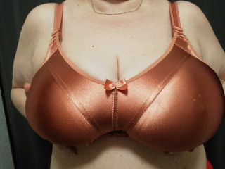Lesen, Rad fahren, spazieren gehen, Erotik und auch Bi-Spaß, SM und bizarren Sex. - Ich bin eine geile, bizarre Frau und habe große Brüste, Mag gerne Tittenspiele und benutze dabei auch Dildos in meiner Show. Mag gerne vorne und hinten was drin haben. Bin tabulos und eine dominante Person. Ich zeige Dir, wo es lang geht - als Rollenspiel. Habe schöne Füsse und trage gerne Nylons.