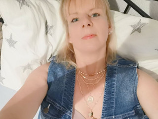 Ich mag Spass vor der Cam, gehe gerne shoppen, ins Kino, gehe gerne essen und vieles mehr. - Ich bin Janina und komme aus Rheinland-Pfalz .

Ich liebe Sex  und suche Spass. Du auch ? 

Egal ob nur chatten , per Livecam oder auch real. Ich  bin gespannt was mich hier aufregendes und interessantes erwartet.

Ich bin täglich  für dich vor der Livecam und im Chat.